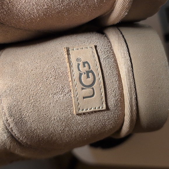 Classic UGG Chestnut Boots - Picture 9 of 10